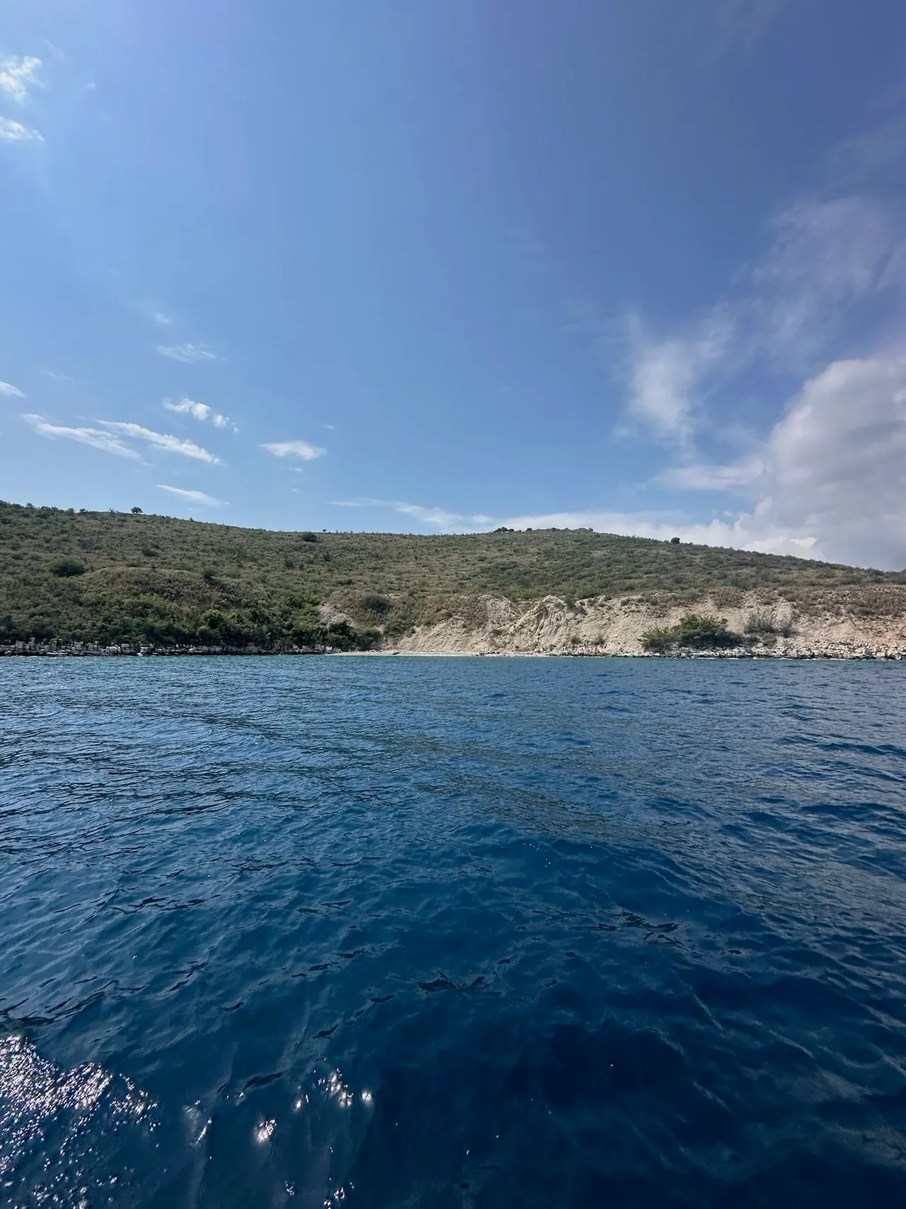 Cliffs and turquoise water near Gramma Bay